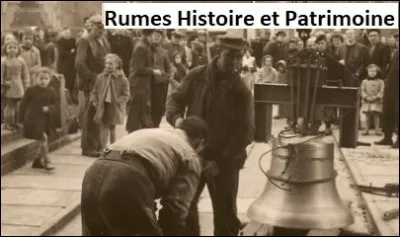 Le clocher de l'église de Rumes abrite trois cloches. Quand furent installées les deux plus récentes qui ont remplacé celles que les Allemands avaient volées le 15 juin 1943 ?
