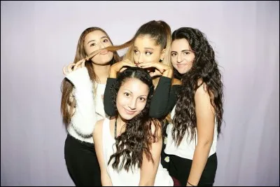 En quelle ann&eacute;e a-t-elle commenc&eacute; sa premi&egrave;re tourn&eacute;e ?