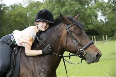 Que doit-on mettre sur la tête quand on monte à cheval/poney pour se protéger ?