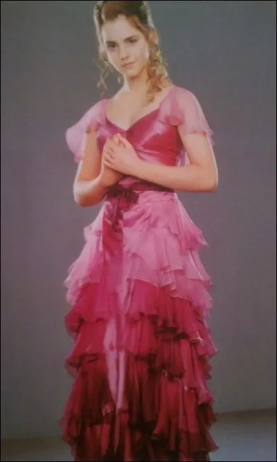 De quelle couleur la robe de bal d'Hermione est-elle dans le 4e livre ?