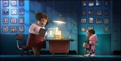 Qui sont les parents des trois filles au d&eacute;but de ''Moi, moche et m&eacute;chant'' ?