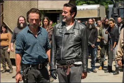À la fin de l'épisode 1 de la saison 8, qui se retrouve enfermé(e) dans une pièce avec Negan ?