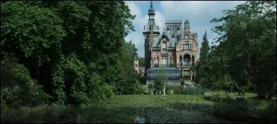 Comment la maison dans laquelle se trouvent les enfants particuliers est-elle détruite ?