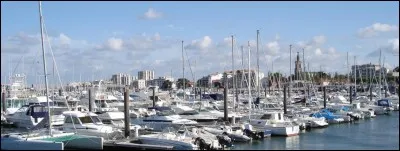 Combien de places à flot compte le port ?