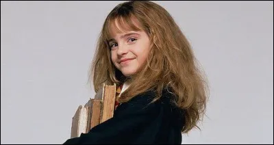Qui réconforte Hermione dans le deuxième film ?