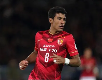 Venant de la "Chinese Super League" en Chine, Paulinho a été transféré pour 40 millions d'euros du club Guangzhou Evergrande à/au :