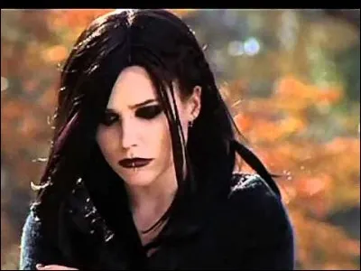 Pourquoi Brooke est-elle si froide et gothique dans le monde parallèle que voit Lucas pendant son coma dans la saison 4 ?