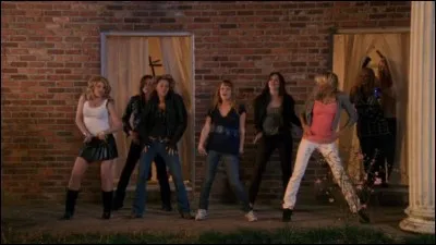 Sur quelle chanson, Shelly, Haley, Brooke, Peyton, Bevin et Rachel dansent-elles lors de leur dernière soirée en tant que lycéennes ?