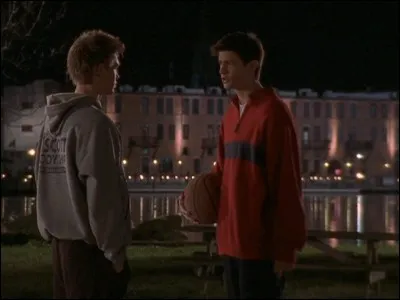 Combien Lucas comptabilise-t-il de victoires sur le terrain près du fleuve ?