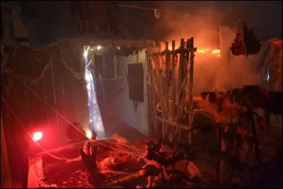 Il commence alors à partir, pris de panique. Quel verbe espagnol signifie "avoir peur" ?