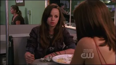 Où Sam dort-elle avant d'être recueillie par Brooke ?