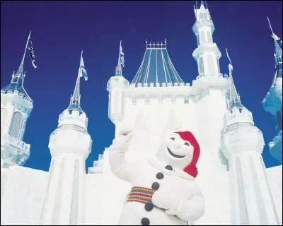 '' Mon Pays c'est l'hiver'' et, pour ne pas s'y épuiser, faut en profiter ! Assistez à la spectaculaire course de canot pour traverser le fleuve à demi glacé et ne manquez pas le défilé de nuit ou le concours de sculpture sur glace, puis visitez le palais des glaces sans oublier un p'tit coup de caribou !