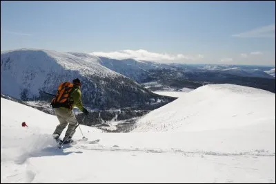 Endroit idéal pour le hors-piste à cause de son accumulation de neige poudreuse épaisse ; mais toutes les activités d'arrière-pays comme le traîneau à chiens, la pêche blanche, la raquette, le ski nordique et le ski hok sont privilégiés en ces lieux choyés et isolés :
