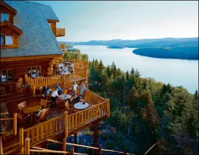 La Mauricie nous offre cette nouveauté dans son état le plus naturel. La région a su conserver toute son authenticité, on est à quelques kilomètres de Saint Elie de Caxton, village de Fred Pellerin. Guidés par de bons jeunes animateurs, vous pouvez y faire de la plongée aussi bien que du traîneau à chiens ou de la motoneige en sentiers privés : on y observe même des ours en toute sécurité :