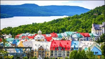 Au pied des pentes, à proximité des boutiques et restaurants, avec une magnifique vue sur le lac, directement reliée à la piste cyclable du petit train du nord qui va de villages en villages, cette station vous propose de remiser quelques jours votre véhicule :