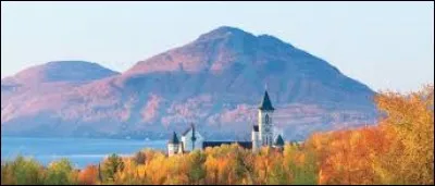 Situé sur les rives du lac Memphrémagog, on peut y passer un séjour pour se ressourcer, une soirée pour y assister à la messe chantée en grégorien, un après-midi à choisir parmi leurs fameux fromages, leurs bons cidres mousseux secs sans oublier que les moines sont aussi écrivains, artisans et chanteurs :