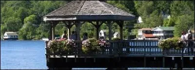 Les Clinton viennent tout juste d'y passer un week-end, au Manoir Hovey, un 5 étoiles, dans les '' Relais & Châteaux'', décrit comme la quintessence de la villégiature anglo-saxonne. Le village possède de charmantes petites boutiques et des bistros typiques, une vue dépareillée sur le lac Massawippi, puis est agrémenté d'une des plus pittoresques pistes cyclables de l'Estrie :