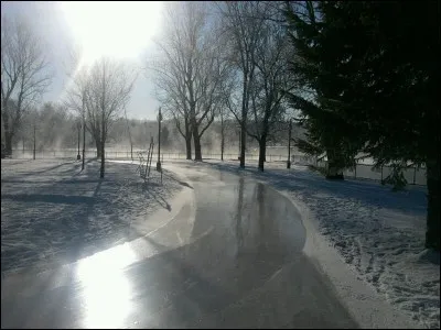Patinez sans tourner en rond, longeant une rivière fumante, un village de pêcheurs sur glace ou les adeptes du paraskis, avec le mont-Orford comme fond de tableau :
