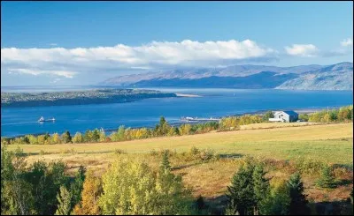 Secret bien gardé, refuge d'artistes peintres et d'écrivains, les paysages de la Charlevoix échappent un peu au temps. La région a été reconnue en 1988 comme Réserve de biosphère par le programme ''L'homme et la biosphère'' de l'UNESCO. Plein d'endroits magiques : l'Isle-aux-Coudres, La Malbaie, Baie Saint-Paul, Les Éboulements, Petite-Rivière...
Le Manoir Richelieu mérite l'arrêt :
