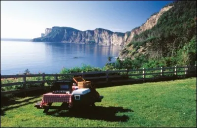 C'est vis-à-vis de ce cap mythique que le St-Laurent cesse d'être fleuve et devient golfe. L'expropriation des villageois pour en faire un parc n'a jamais été oubliée.
Au nord de la péninsule se trouve une baie sablonneuse délicieuse à la baignade. Je vous recommande aussi la randonnée pédestre sur les sommets avec la possibilité, muni de bonnes lunettes d'approche, de voir les jets des baleines :