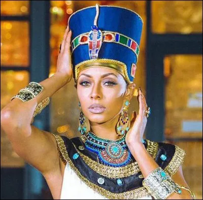 Comment se nomme cette coiffe que rajuste la magnifique Néfertiti ?