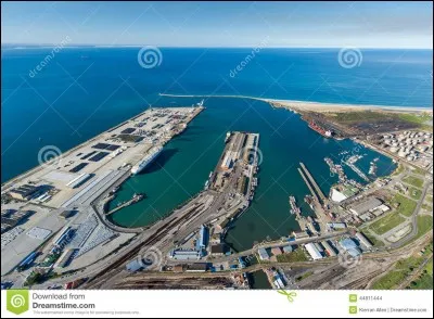 "Portuaire est l'arrivage, le paysage est mortuaire" est un(e)..