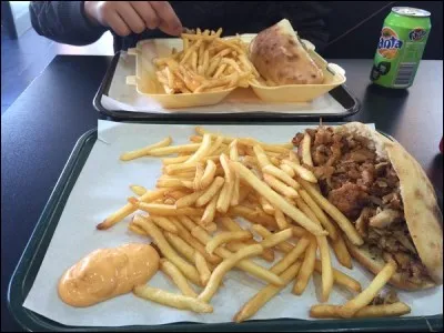 "J'représente la banlieue comme un grec-frites" est