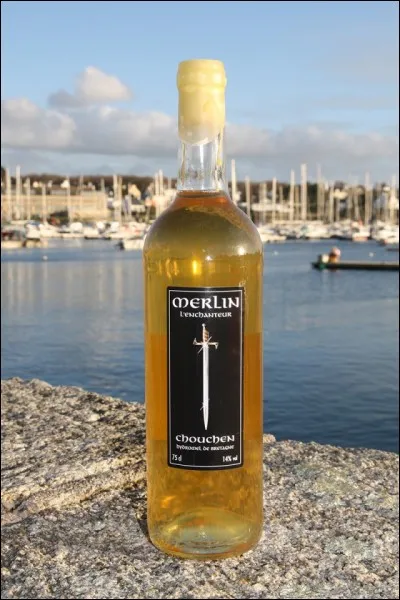 Quel liquide est la base de la boisson bretonne appelée chouchen ?