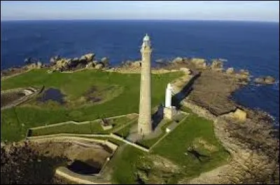 Le phare de l'Île Vierge situé à Plouguerneau est le plus haut phare d'Europe. Quelle est sa hauteur ?