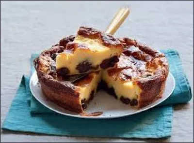 Quel fruit est traditionnellement mis dans le far breton ?