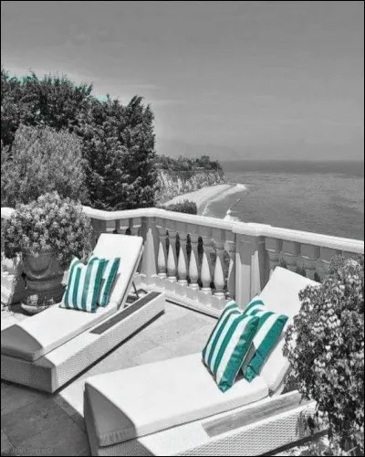 Quelle est la ville des Alpes-Maritimes limitrophe de la Principauté de Monaco ?