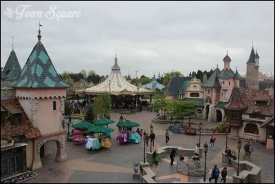 Laquelle de ces attractions ne se trouve pas dans le land Fantasyland ?