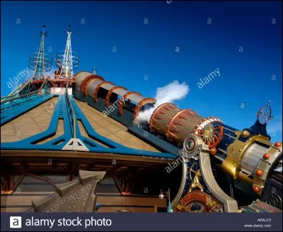 Quels sont les points communs entre les attractions Hyperspace Mountain et Rock'n Roller Coaster ?