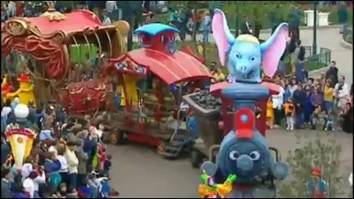 Comment s'appelle la parade des quinze ans de Disneyland Paris ?