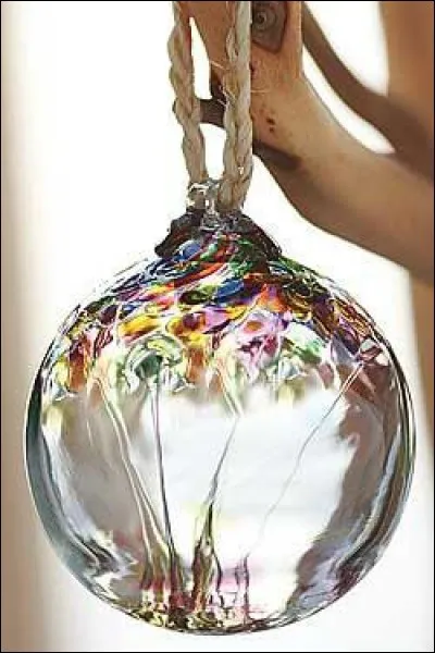 Que sont ces boules (en photo) que l'on suspendait aux fenêtres des maisons pour éloigner les mauvais esprits, au 17e et 18e siècle ?