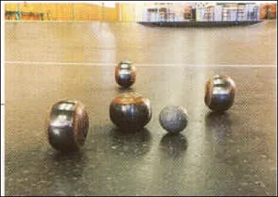 Quel est ce jeu traditionnel du pays de la Loire, nécessitant des boules de 13 cm de diamètre légèrement aplaties de chaque côté ?