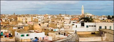 Cette chanson autobiographique fait référence à la ville marocaine où Alain Souchon est né en 1945.