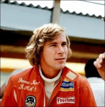 A quel âge son rival James Hunt remporte-t-il son titre mondial ?