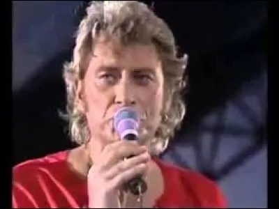 Décembre : Qui n'était pas présent à l'hommage rendu à Johnny Hallyday le 9 décembre à Paris ?