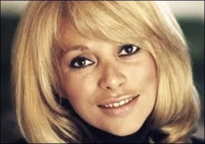 Août : Quel acteur français fut le compagnon de Mireille Darc pendant 15 ans ?