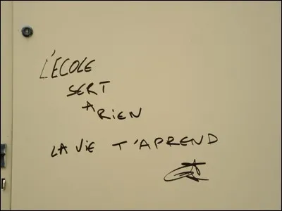 Puis-je exprimer un doute sur le contenu de cette affirmation placardée !? 
Oui, alors je dis qu'il y a six fautes si nous voulons être complet : ponctuation interne et ponctuation finale, accents, syntaxe, orthographe d'usage et majuscules.
