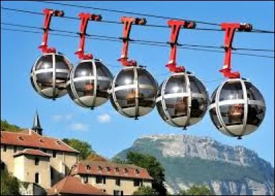 Dans cette ville, on y trouve un téléphérique urbain avec des cabines sphériques, il s'agit de...