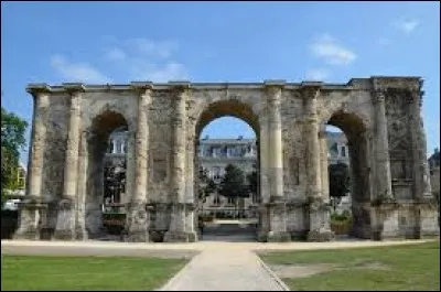 Dans cette ville, on peut admirer la porte de Mars qui est un monument romain du IIIe siècle, il s'agit de...