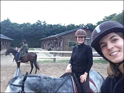 Que fais-tu pour faire tourner ton cheval à droite, quand tu es sur lui ?