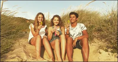 Qui sont les personnes aux côtés de Lou ?