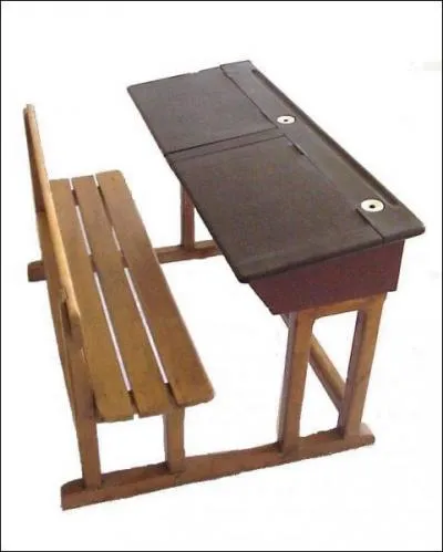 Les lves s'asseyaient  des ..................