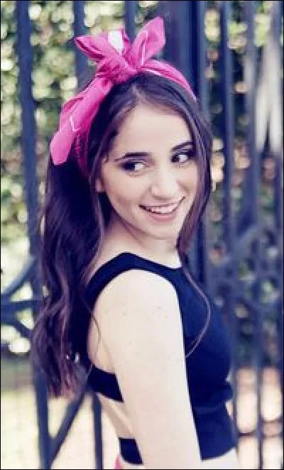 Comment s'appelle la meilleure amie du personnage principal ?