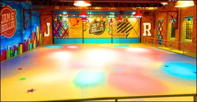 Comment s'appelle l'endroit où vont tous les jeunes dans la série ?