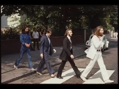 Le premier des Beatles à s'engager sur la route, tout vêtu de blanc, est ... .