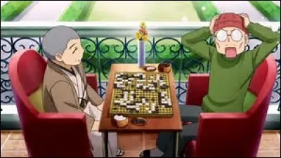 Qui est l'homme à gauche sur la photo ?